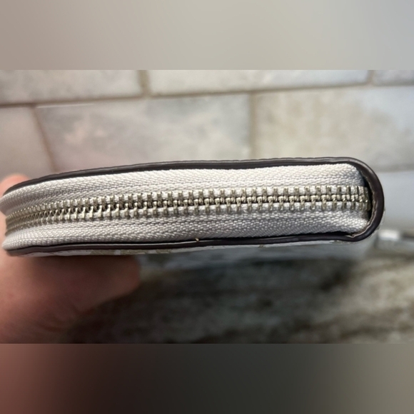 Kate Spade Larchmont Avenue Breezy Floral Half Moon Wristlet White Silver Floral - Picture 5 of 8